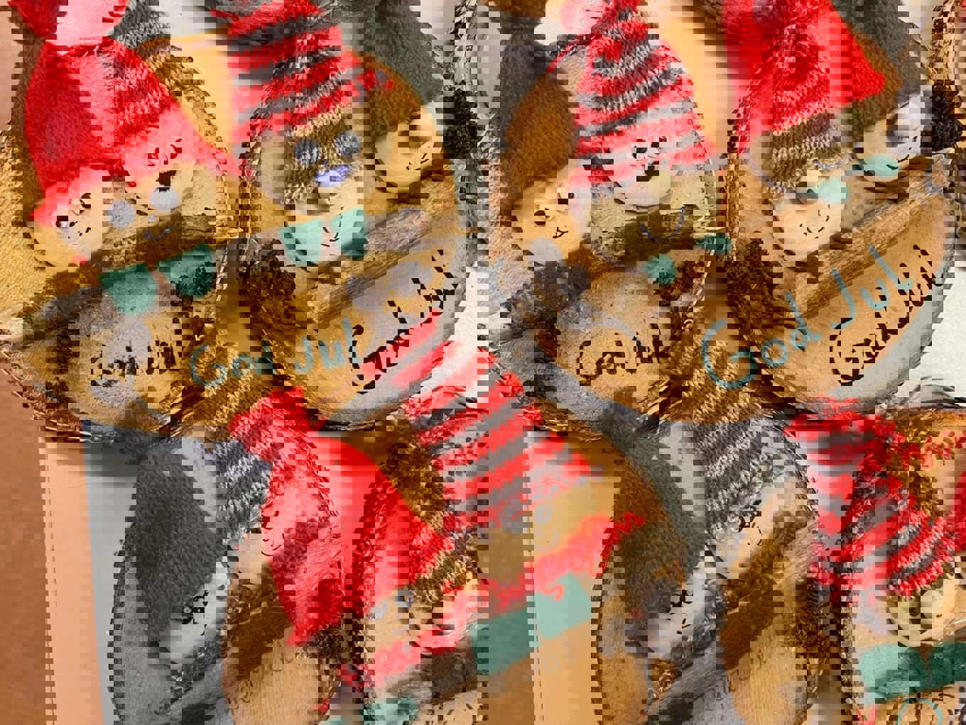 En gruppe dekorerte julepynt