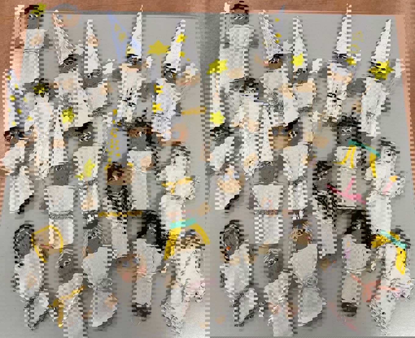 En gruppe bamser er fra en vegg