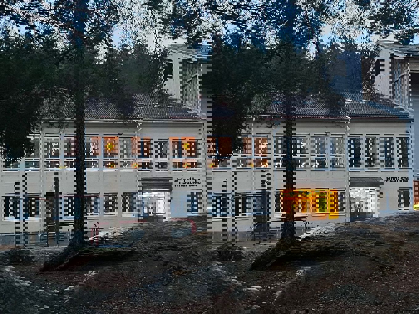 En bygning med et tre foran