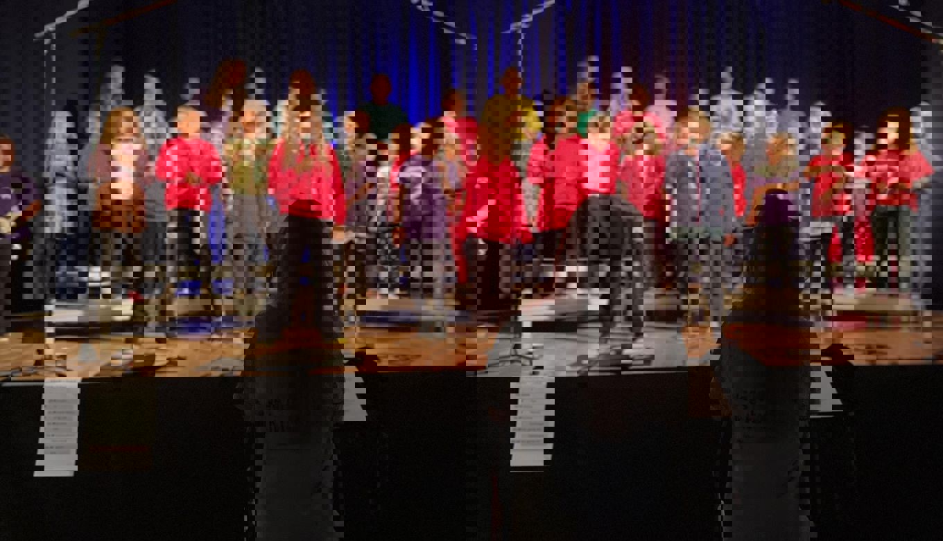 Prinsdal skolekor opptrer i gymsalen