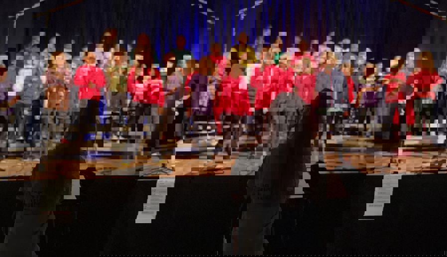 Prinsdal skolekor opptrer i gymsalen