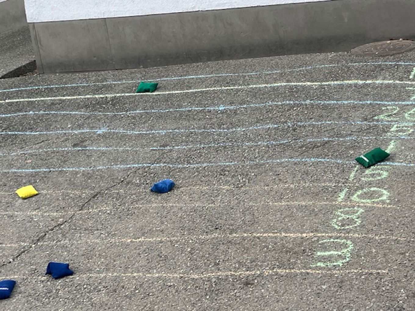 Foto: Anne Roland en gruppe blå kuler på en betongoverflate