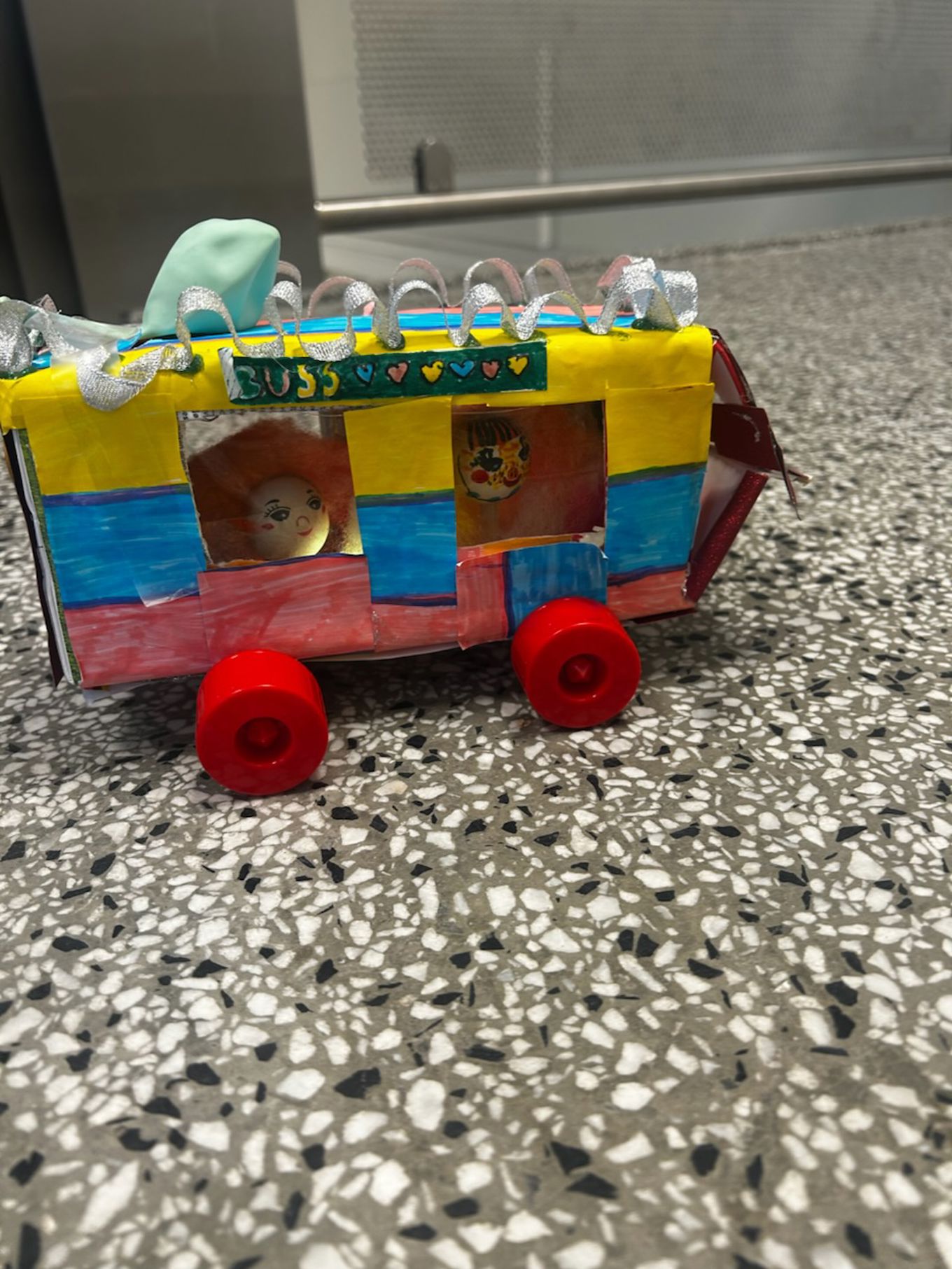 Et leketøytog på et teppe