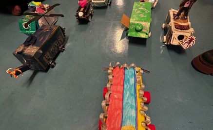 Foto: Elisabeth Larsen en gruppe mennesker som sitter på gulvet med leker