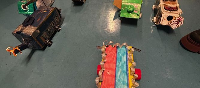 Foto: Elisabeth Larsen en gruppe mennesker som sitter på gulvet med leker