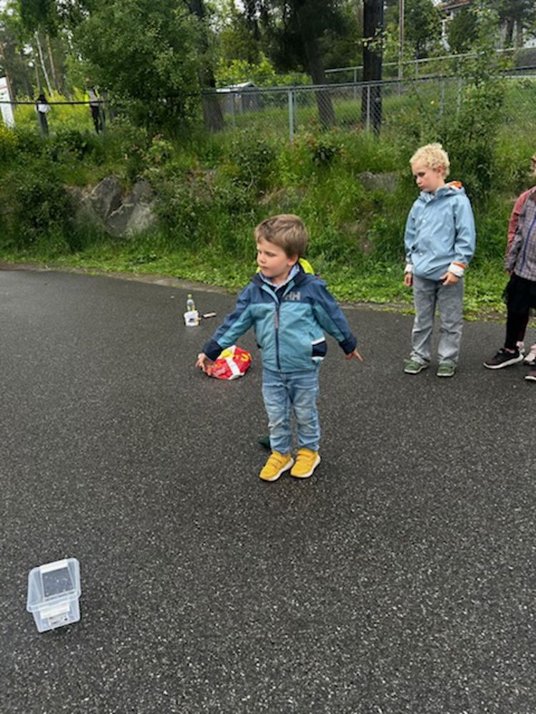 En gruppe barn som går på en vei