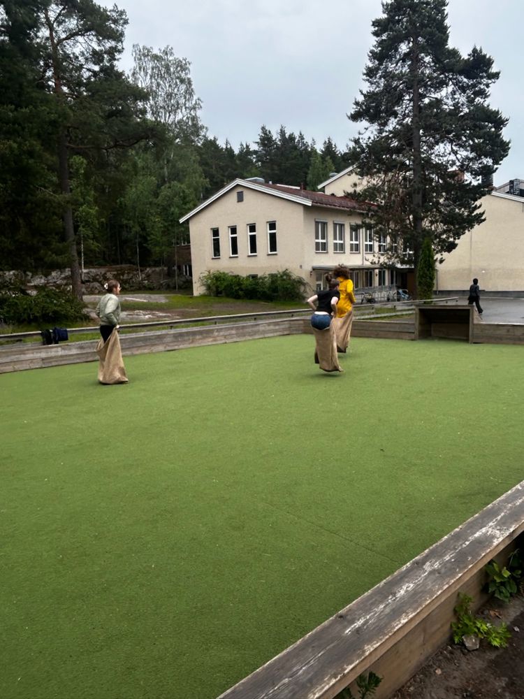 en person og en person som spiller golf