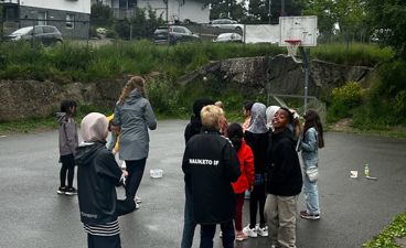 En gruppe mennesker som står i en gate