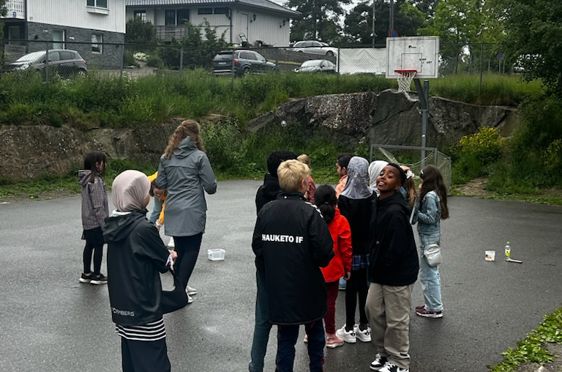 En gruppe mennesker som står i en gate