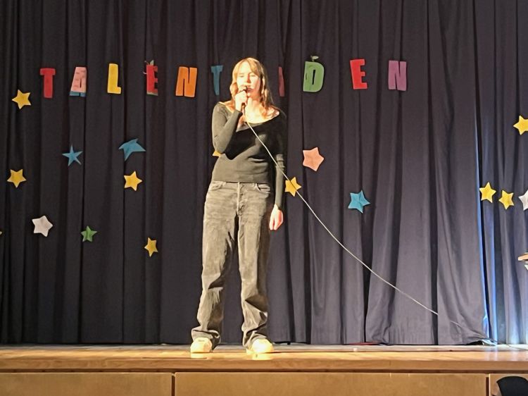 Foto: Anne Roland En person på en scene