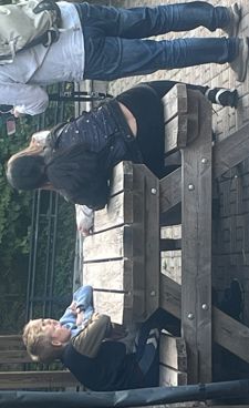 en gruppe mennesker som sitter ved et piknikbord