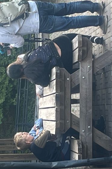 en gruppe mennesker som sitter ved et piknikbord