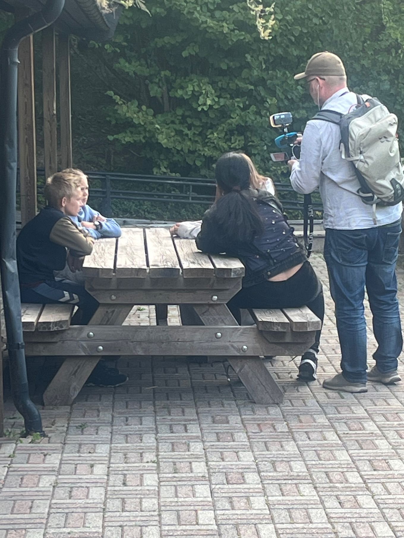 Foto: Anne Roland en gruppe mennesker som sitter ved et piknikbord