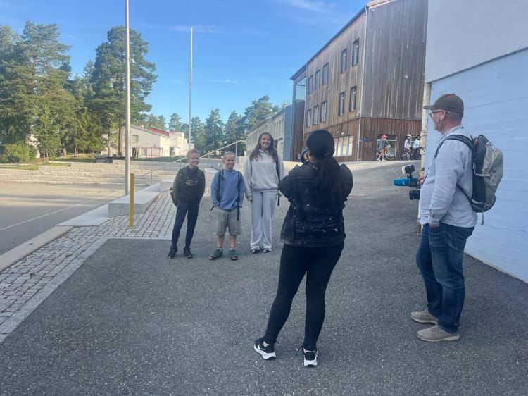 en gruppe mennesker som går på en gate