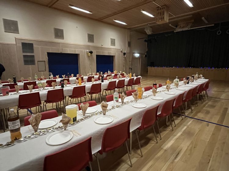 et stort rom med bord og stoler