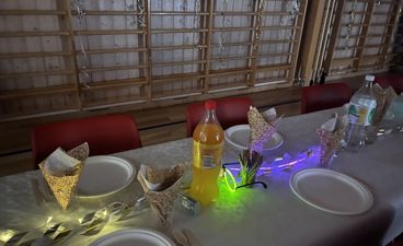 et bord med tallerkener og flasker på