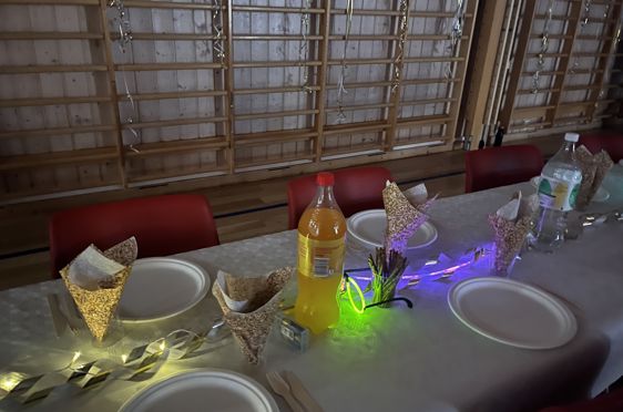 et bord med tallerkener og flasker på