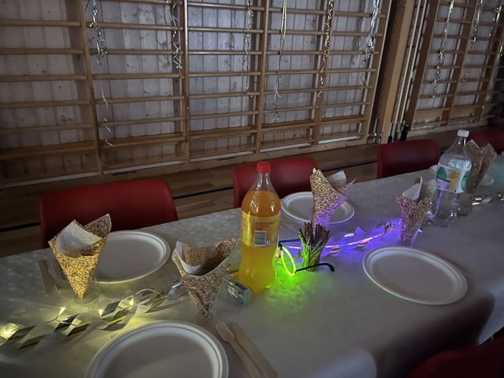 et bord med tallerkener og flasker på