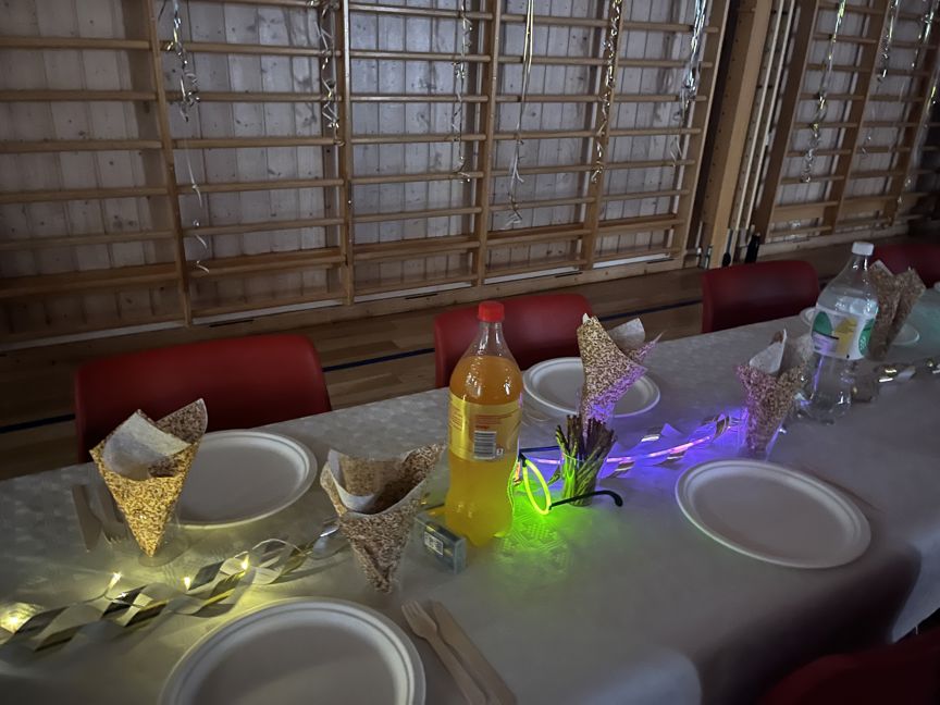 et bord med tallerkener og flasker på