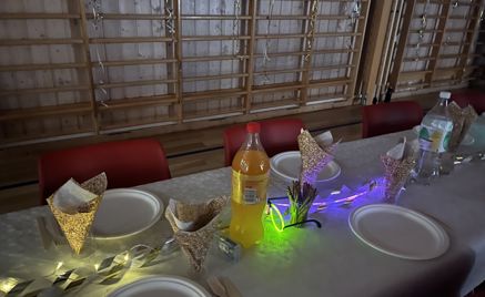 Foto: Anne Roland et bord med tallerkener og flasker på