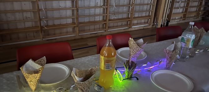 Foto: Anne Roland et bord med tallerkener og flasker på