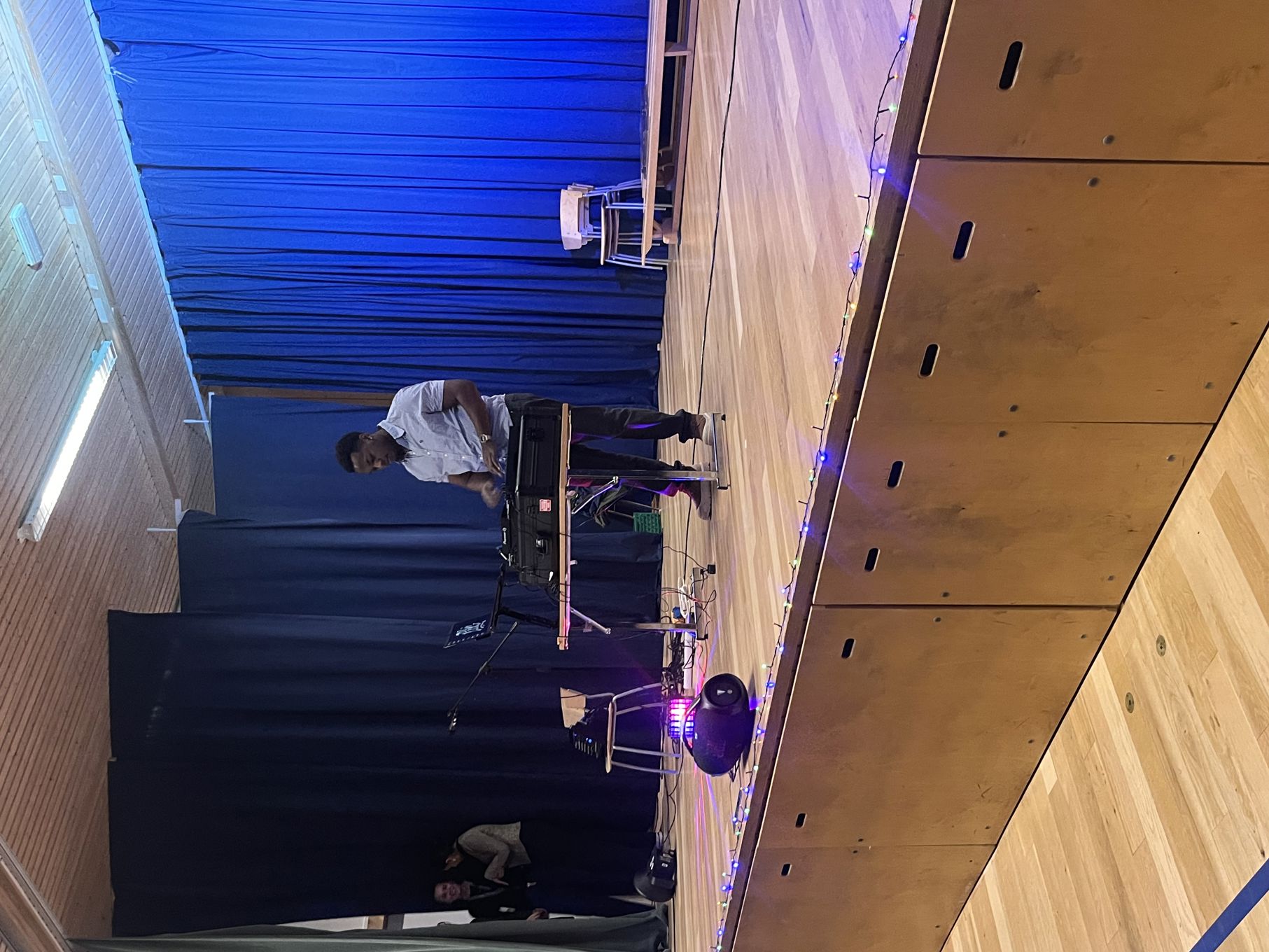 en person som spiller piano på en scene