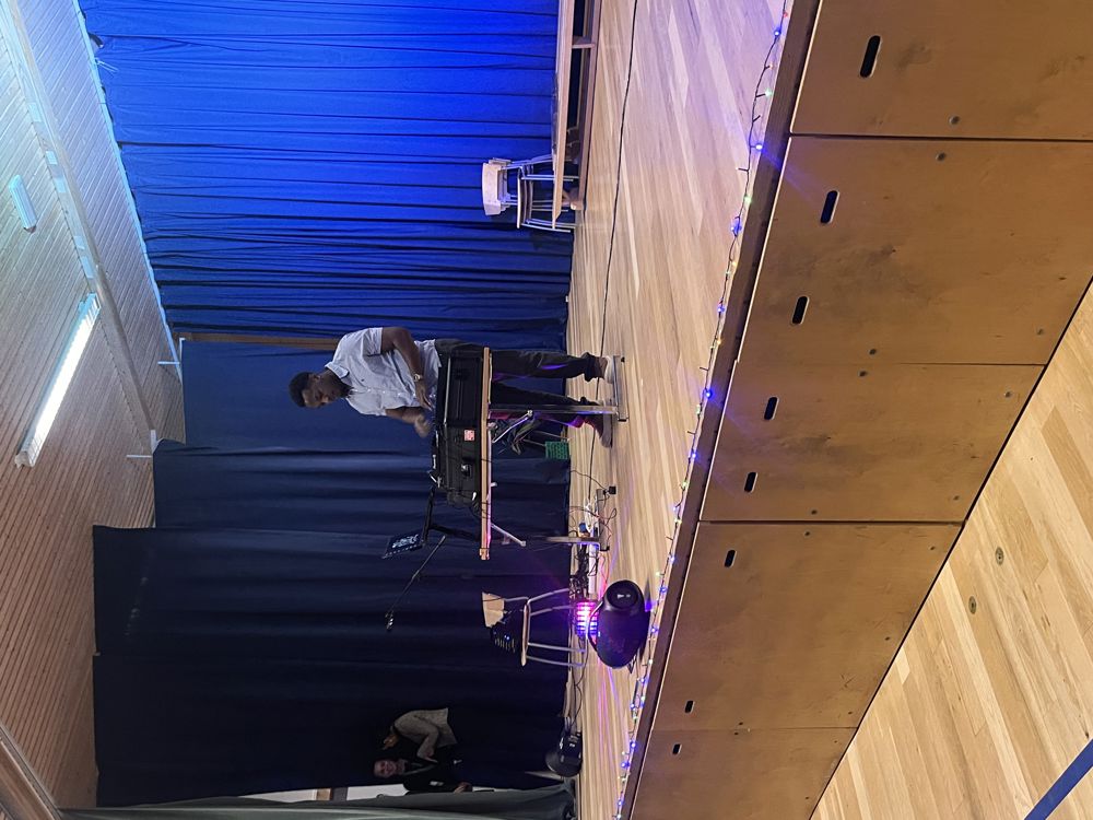 en person som spiller piano på en scene