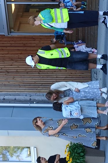 en gruppe mennesker som står utenfor en bygning