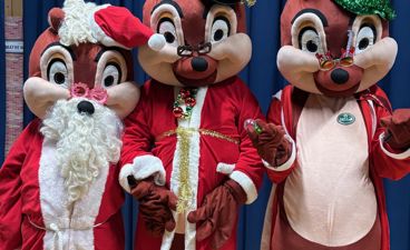 En gruppe mennesker i klær