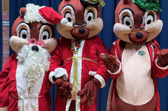 En gruppe mennesker i klær