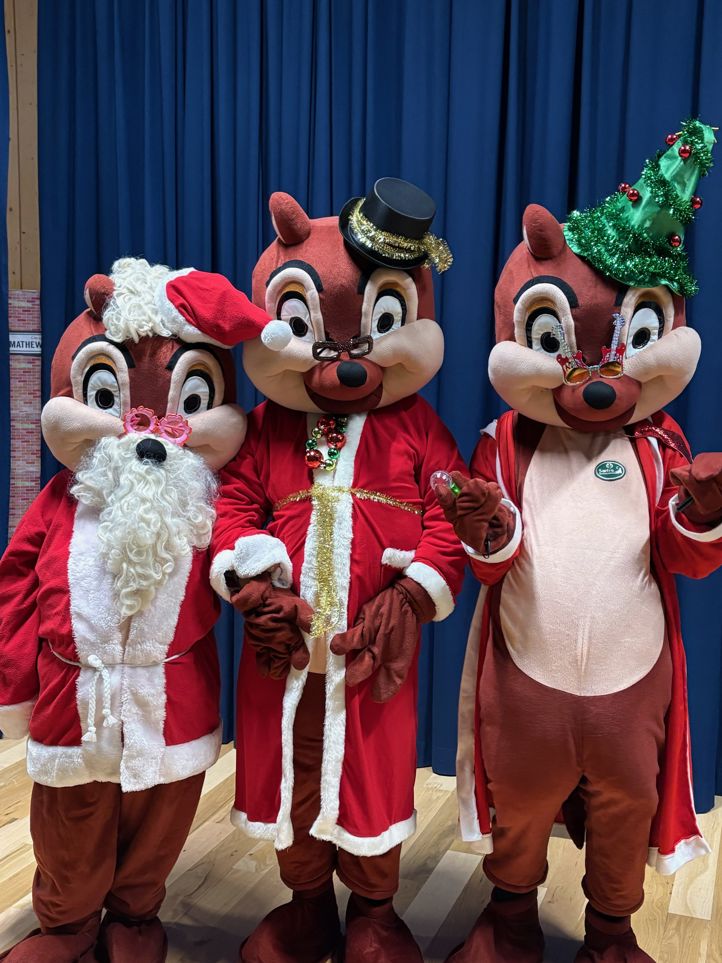 En gruppe mennesker i klær