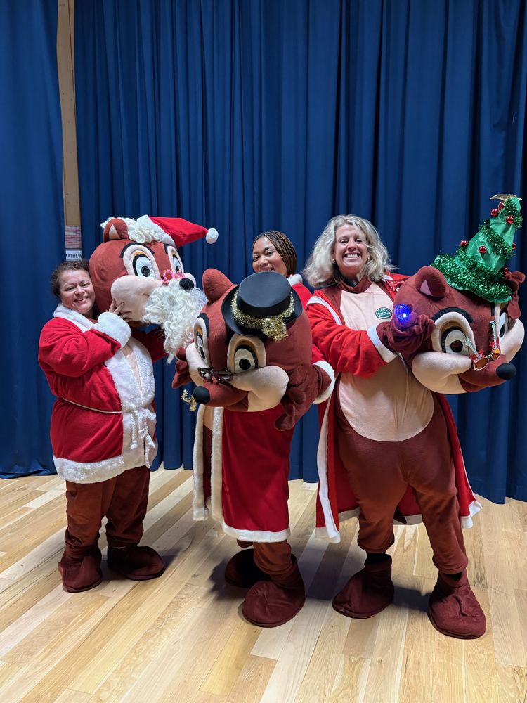 En gruppe mennesker utkledd som julenissen