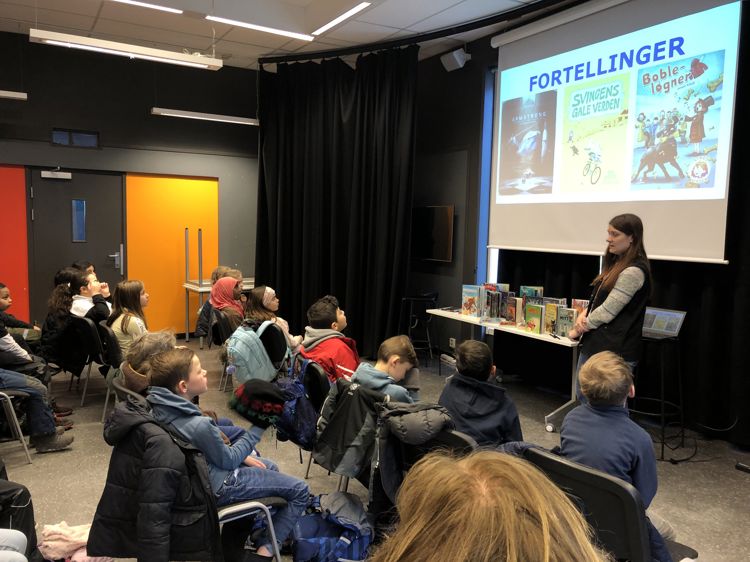 Elever på besøk på biblioteket